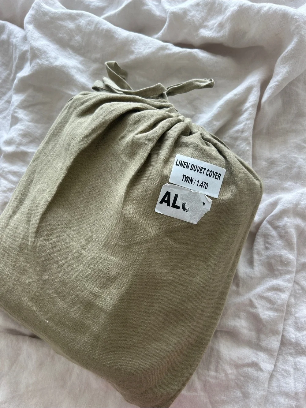 Quince linen duvet cover in aloe